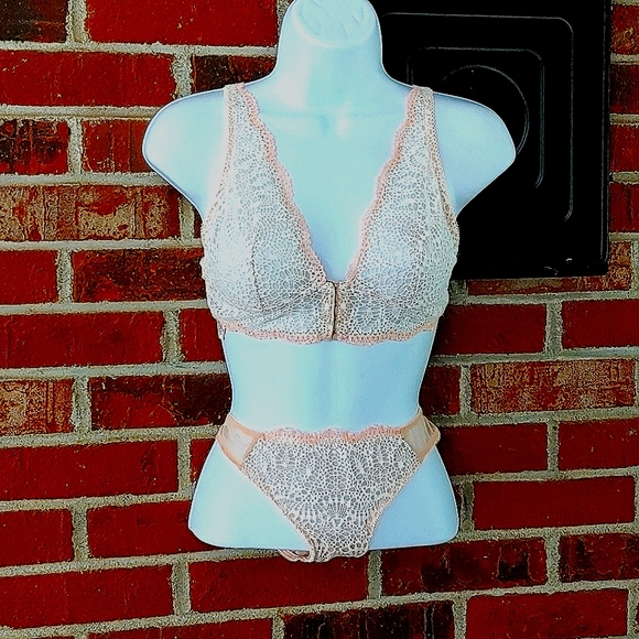 Victoria's Secret Lace Bralette & Panty Set Size S - Picture 1 of 11